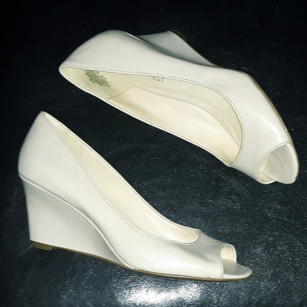 Nine West Leather Open Toe Wedges EUC
